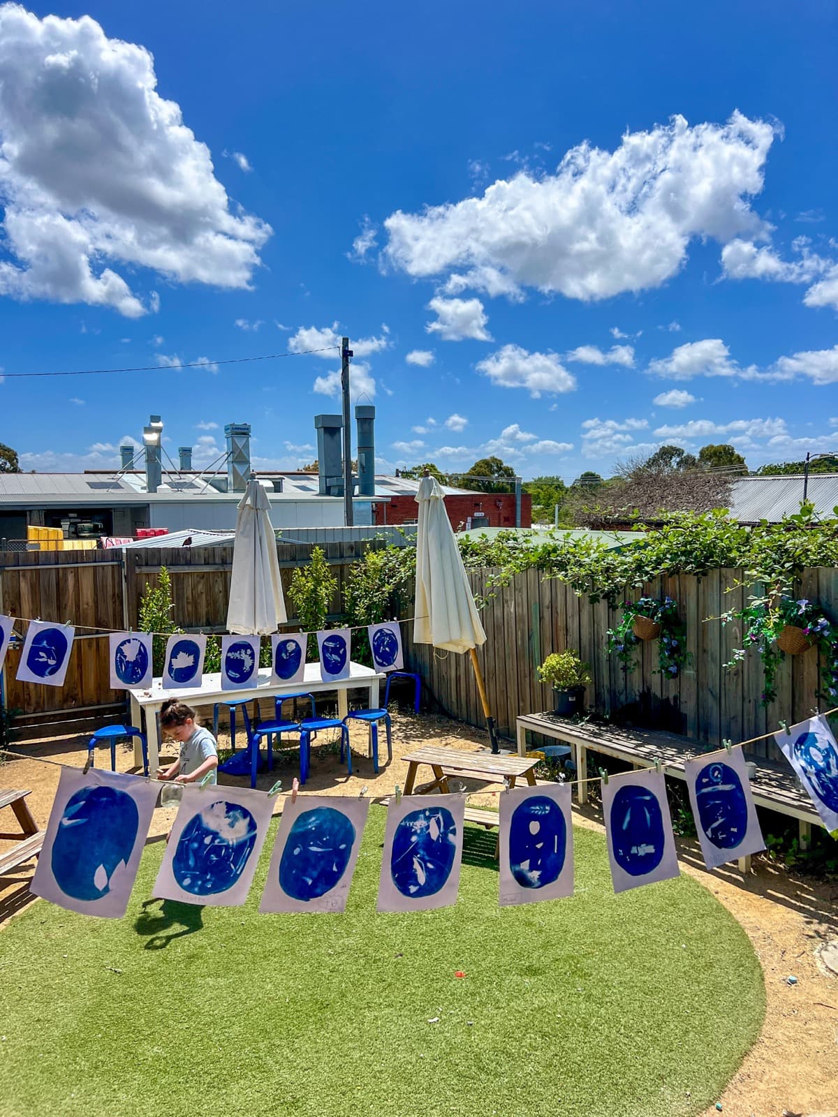 Children creating art during a Smudge Artspace holiday program